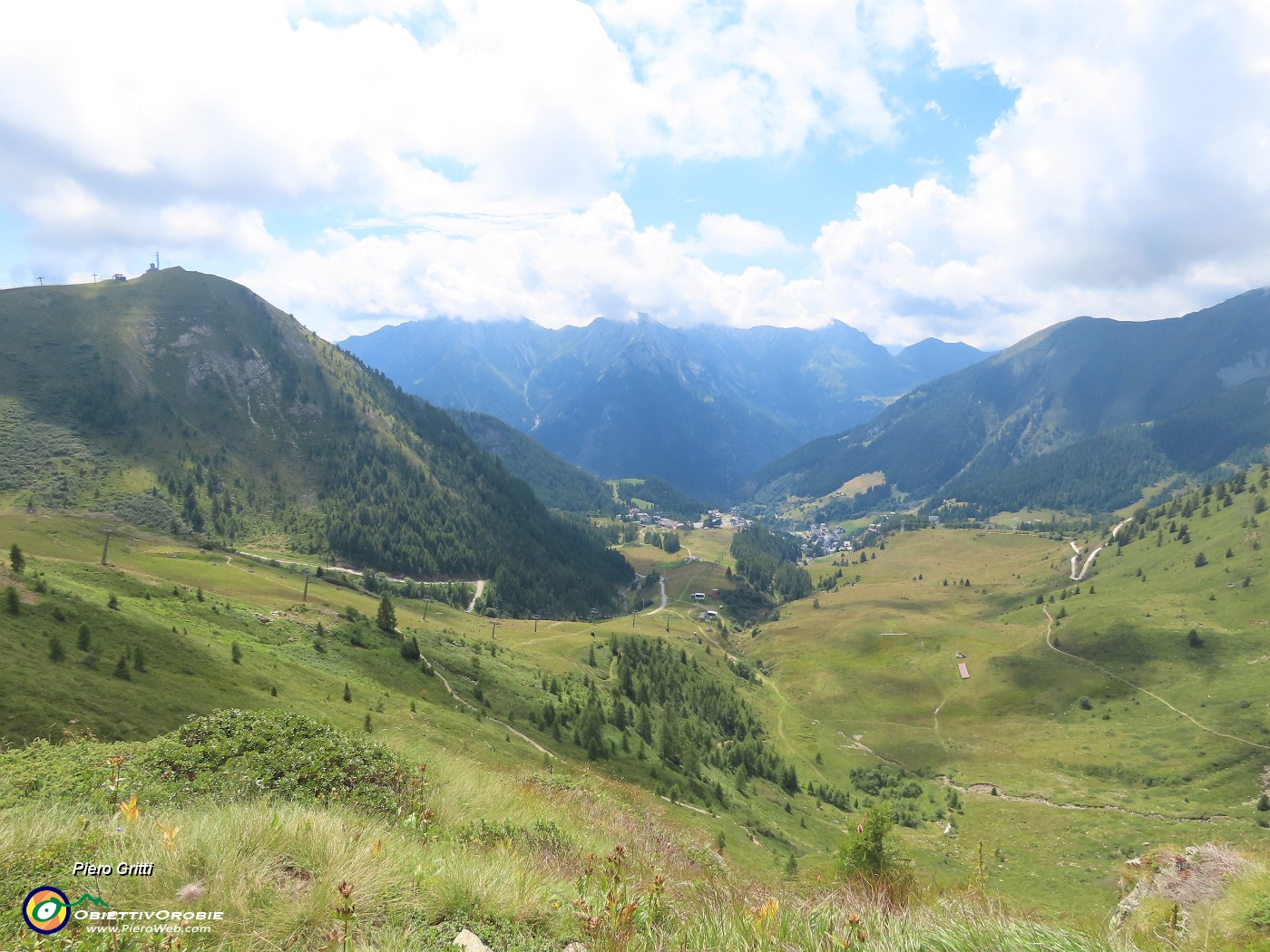 69 Bella vista sulla valle di Foppolo.JPG